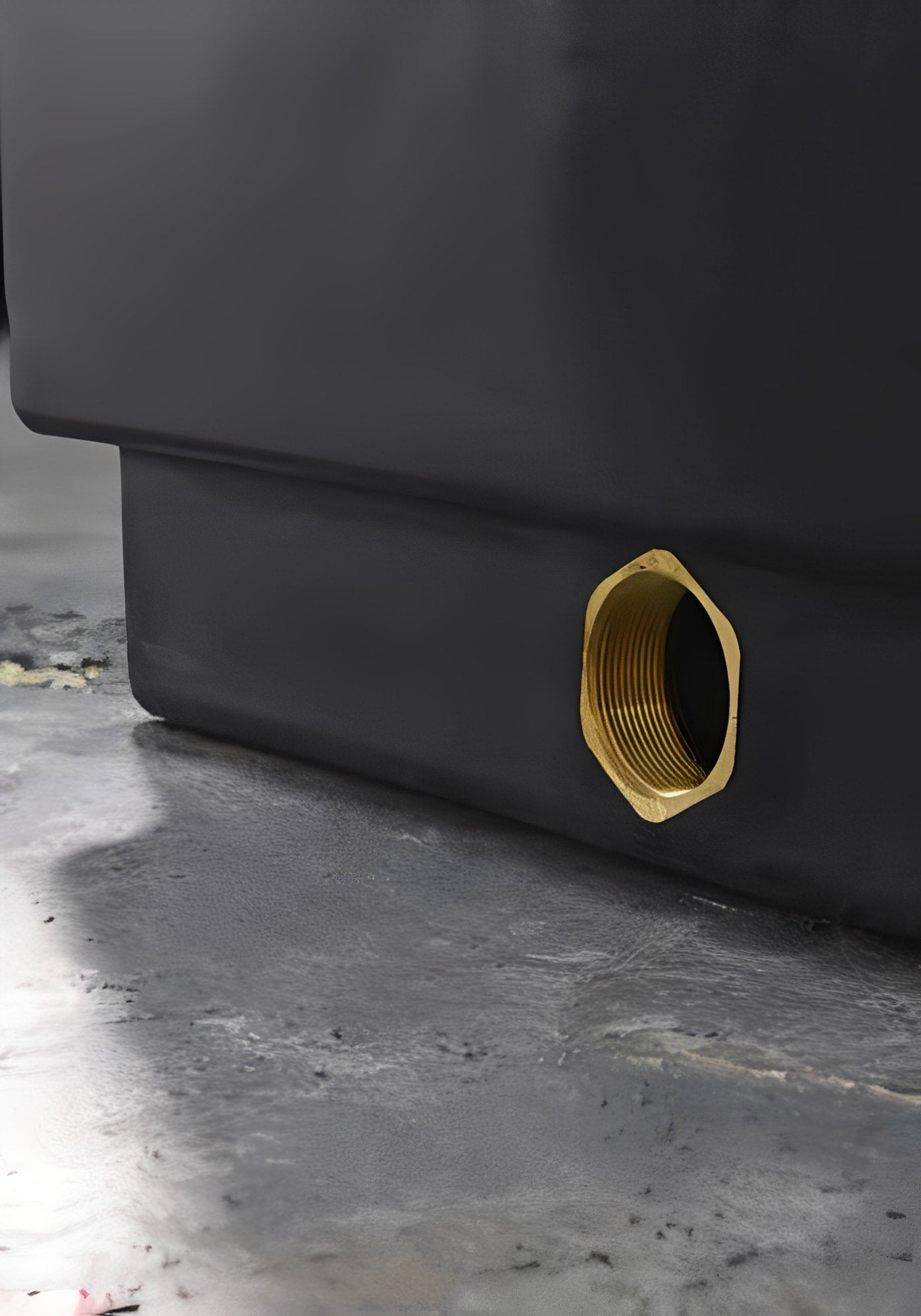 1000 Litre Water Tank Black with brass fitting visible on its side