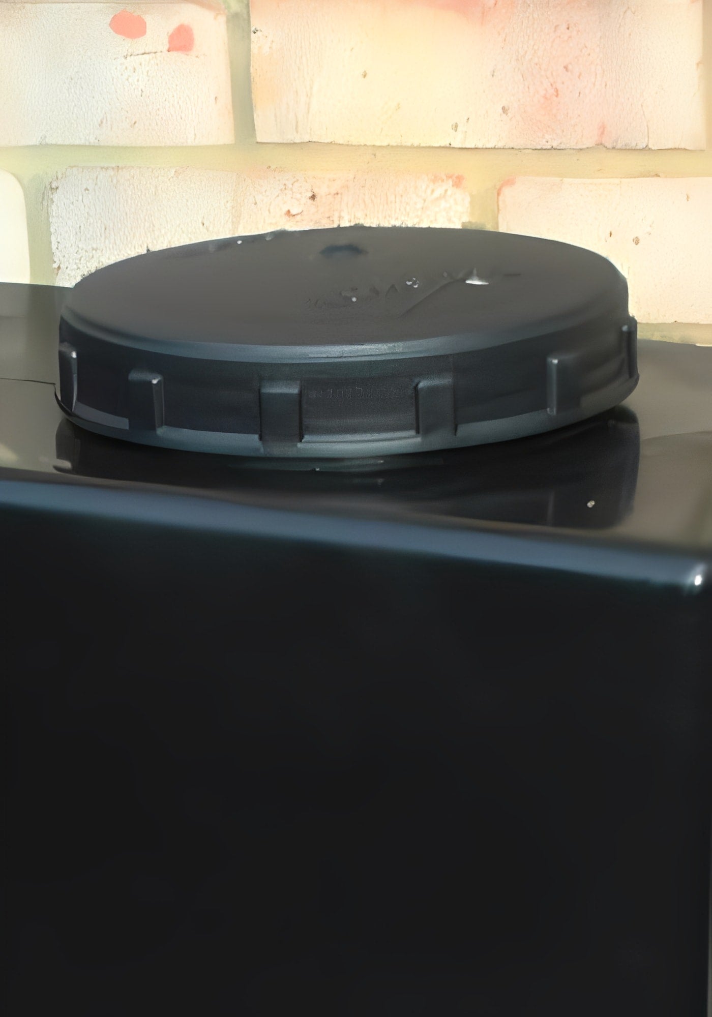 Close-up of the lid on a 280 Litre Baffled Water Tank - Black, designed for efficient liquid storage.