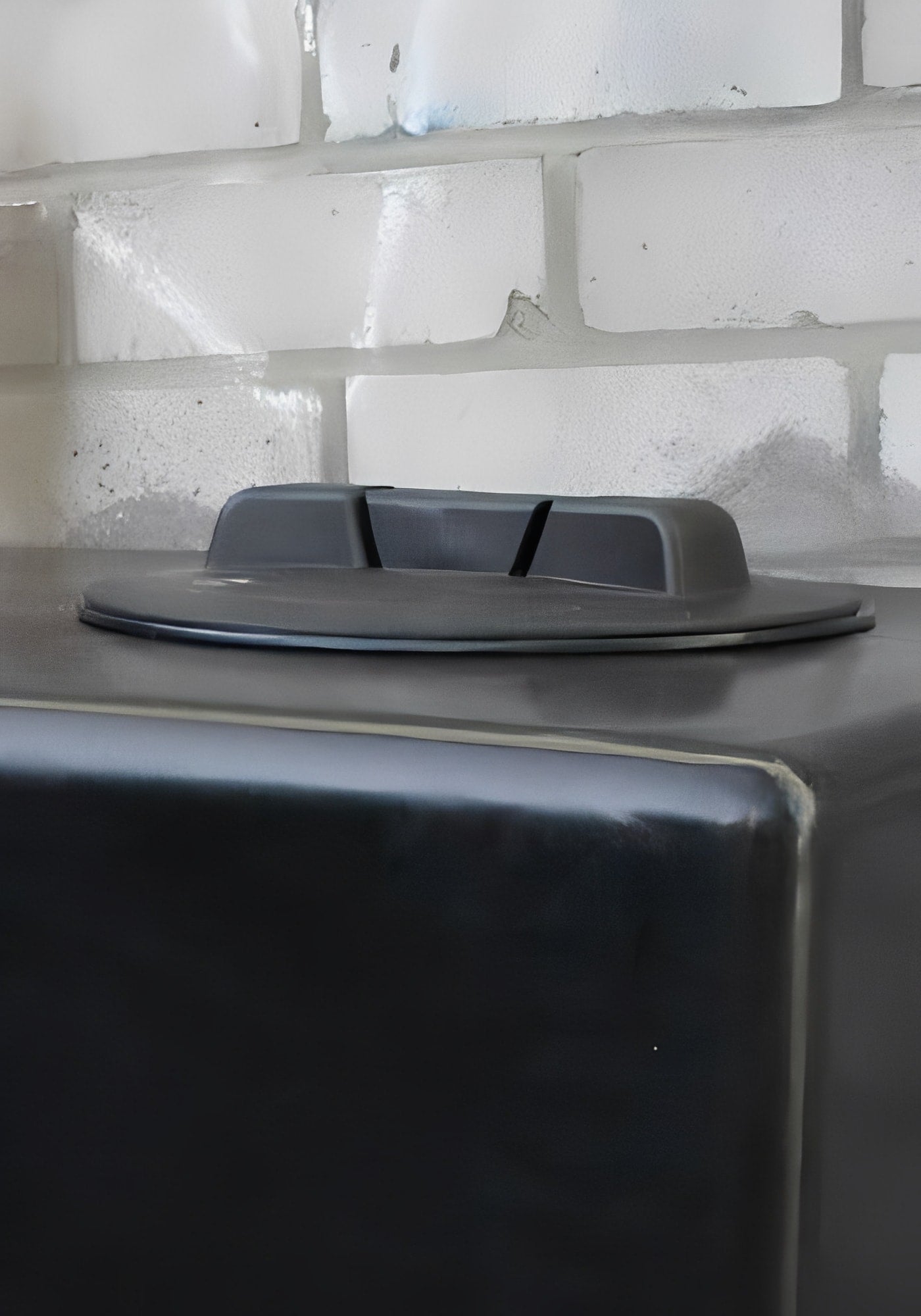 Top view of the 400 Litre Water Tank V1 - Double Outlet showcasing the lid design.
