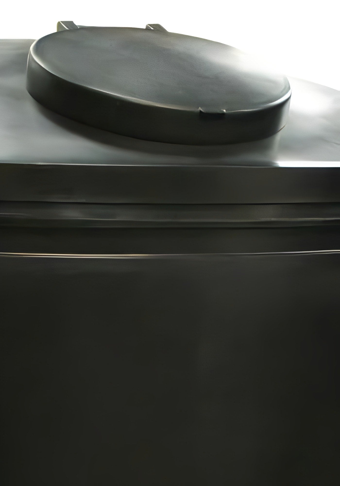 4500 Litre Water Tank for Internal and External Use with a weather-resistant design and a secure lid.